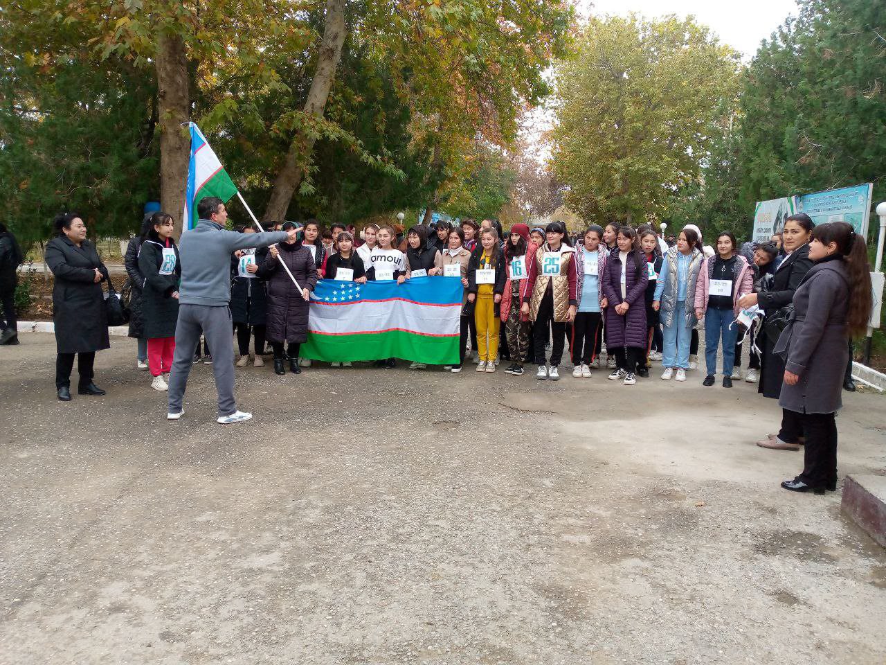 Zomin tuman 2-son kasb-hunar maktabida 2022-yil 12-noyabr kuni o’quvchi yoshlarni sportga bo’lgan qiziqishlarini yanada oshirish, jismoniy chiniqtirish hamda Jizzax viloyati kasbiy ta’limni rivojlantirish va muvofiqlashtirish hududiy boshqarmasining 2022-yil 1-noyabrdagi BO’-01/01/07-1151- son xati ijrosini ta’minlash maqsadida 18- noyabr O’zbekiston Respublikasi Davlat bayrog’i qabul qilingan kun munosabati bilan «Yangi nafas» shiori ostida marafon o’tkazildi.