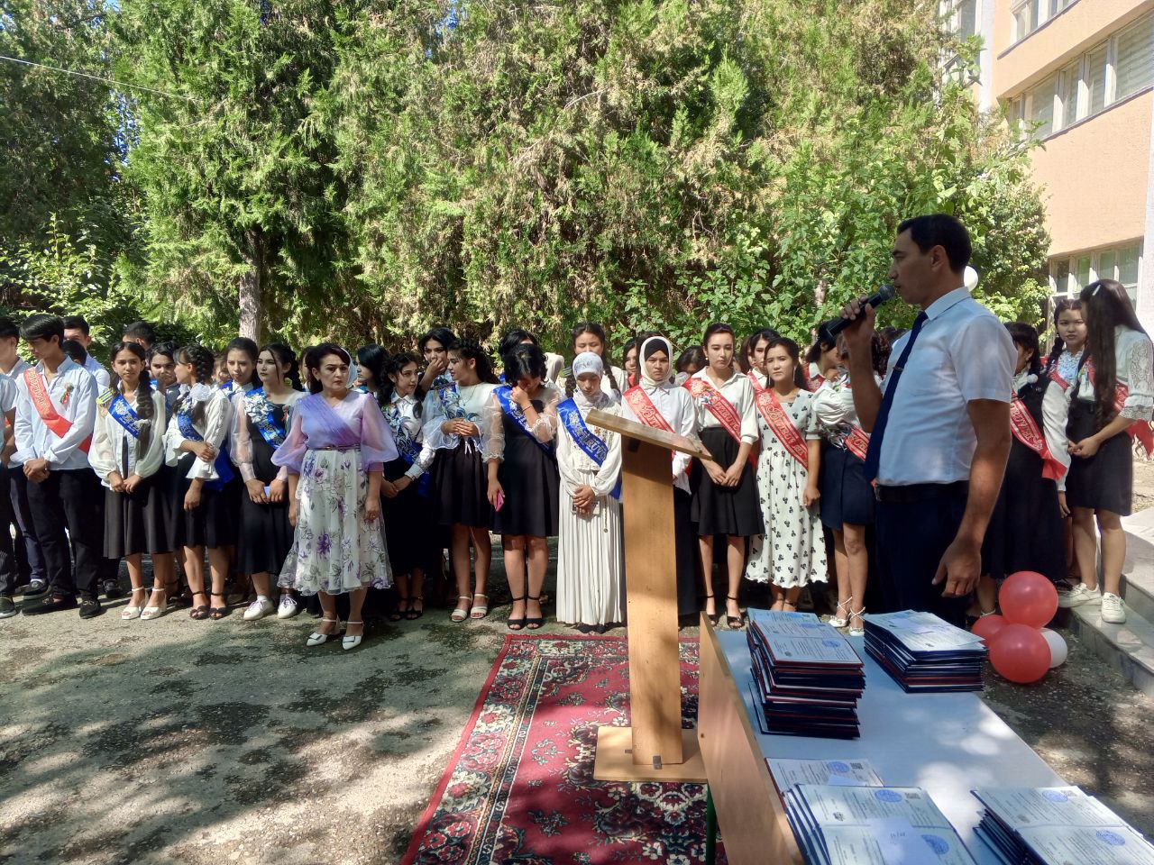 Zomin tuman 2-son kasb-hunar maktabida 2023-yil 8-iyul kuni «Oq yo’l senga, bitiruvchi!» shiori ostida bitiruvchi o’quvchi yoshlarga diplom topshirish marosimi bo’lib o’tdi.