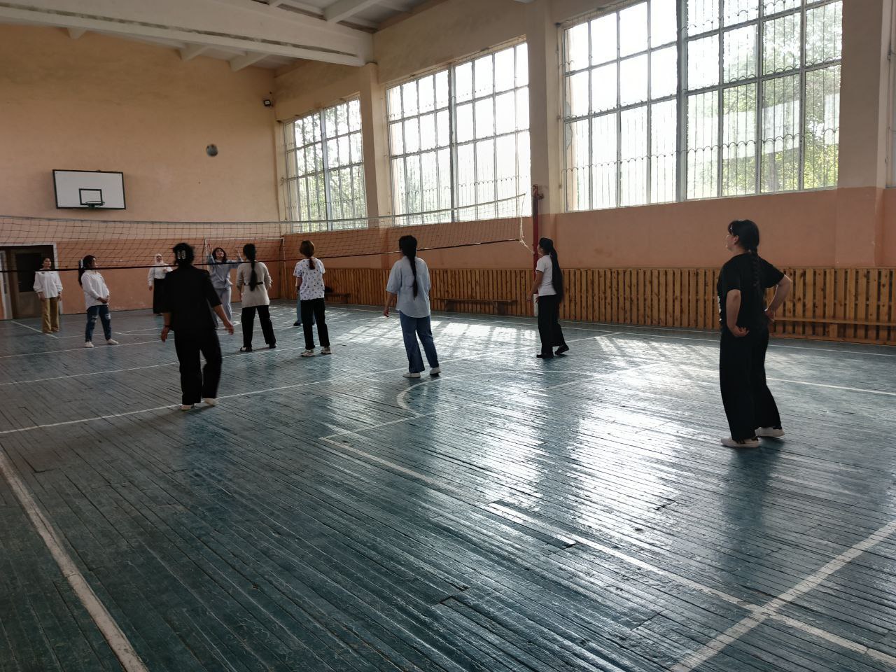 Zomin tuman 1-son politexnikumining Sport zalida Sportning Voleybol turi bõyicha »Õquvchilar ligasi» sport musobaqalari tashkil qilindi.