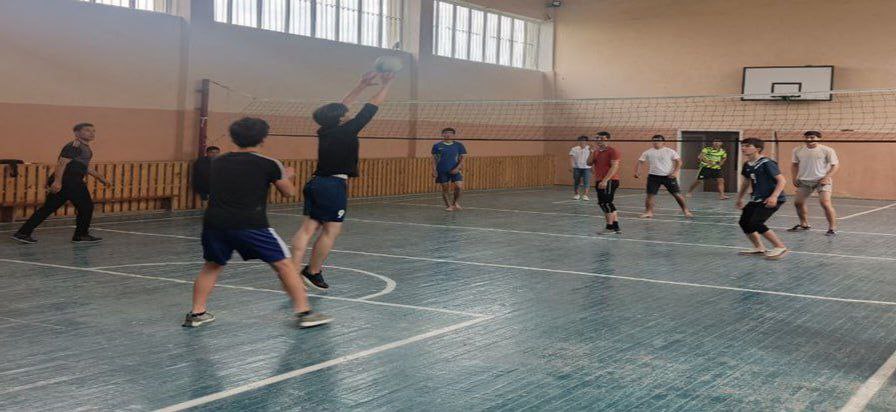 Zomin tuman 1-son politexnikumida õquvchi yoshlar õrtasida Sportning Voleybol turi bõyicha ommaviy sport musobaqalari tashkil etildi