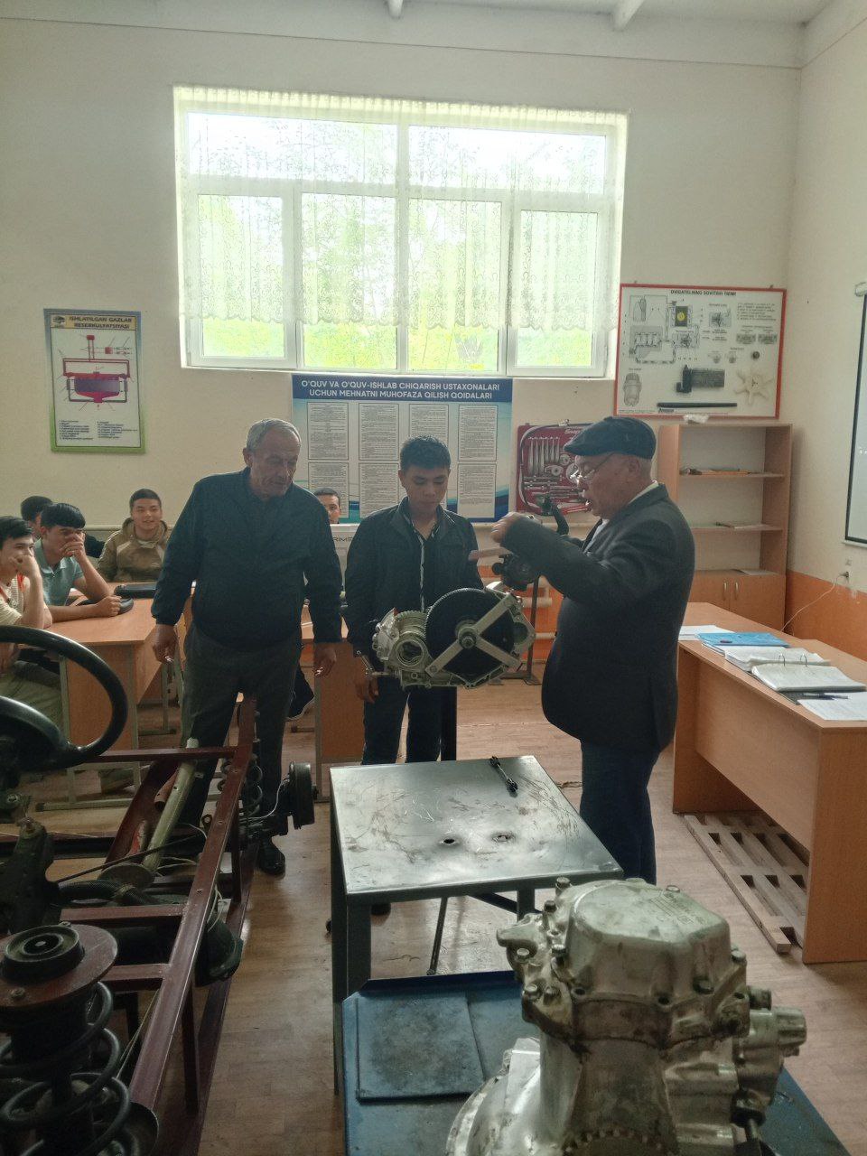 Zomin tuman 1-son politexnikumi ishlab chiqarish ta’limi ustasi J. Sherbekov master klass o’tib berdi.